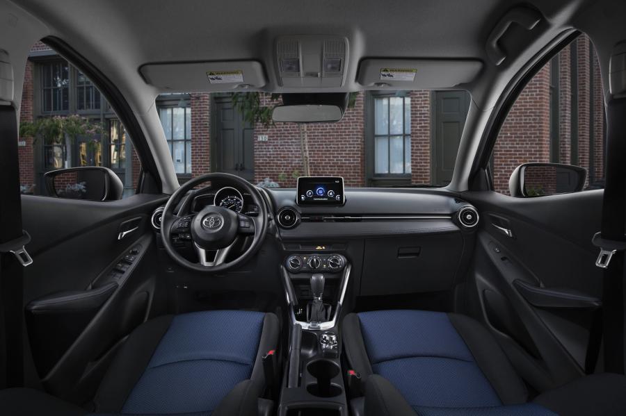 Торпедо Toyota Yaris iA 2016 года  (US) (фото 5 из 6)